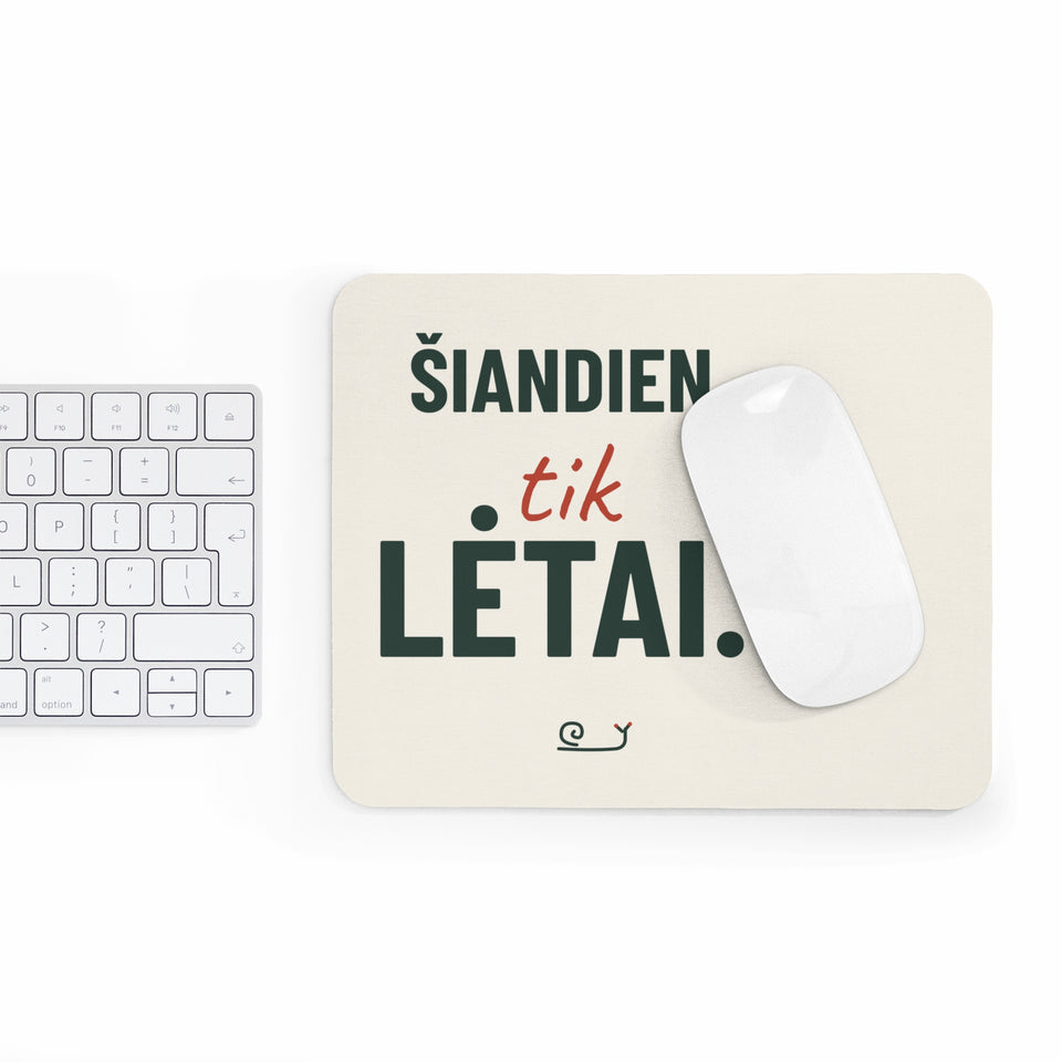 Pelės kilimėlis „Šiandien tik lėtai“ ant stalo
