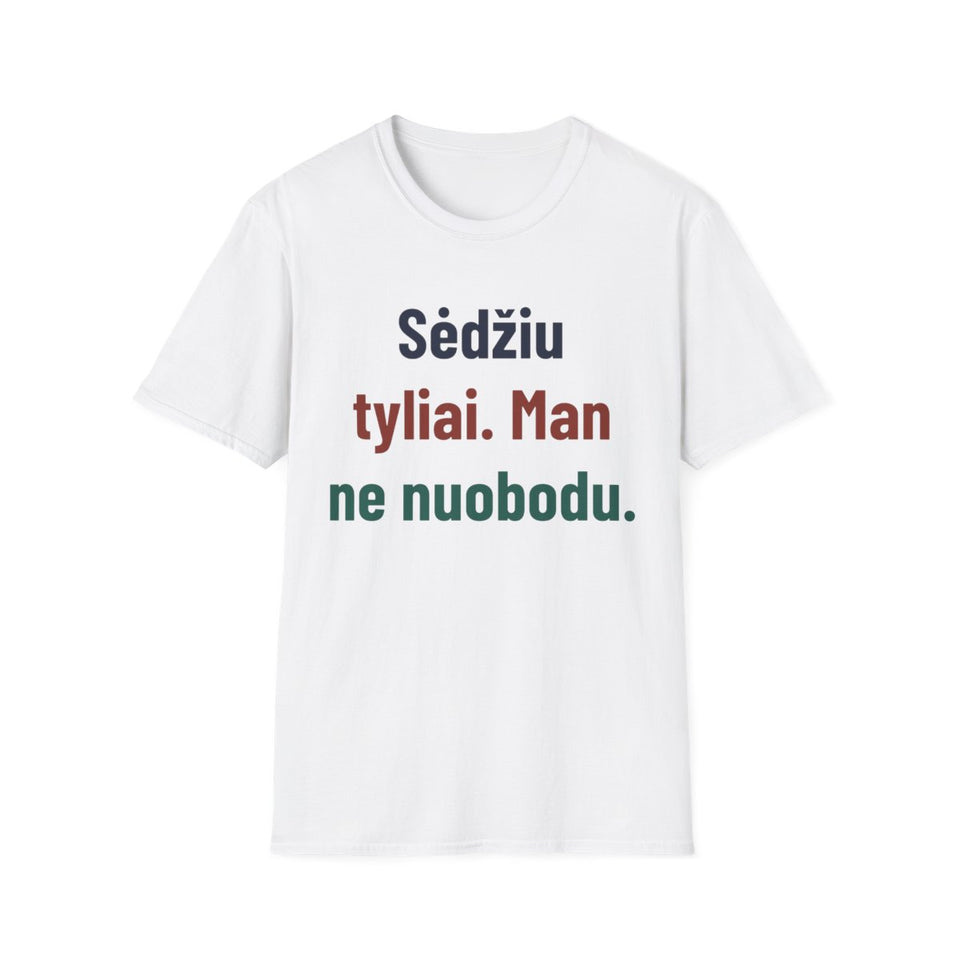 Sėdžiu tyliai. Man ne nuobodu. · Marškinėliai · Balta