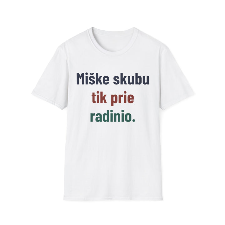 Miške skubu tik prie radinio.