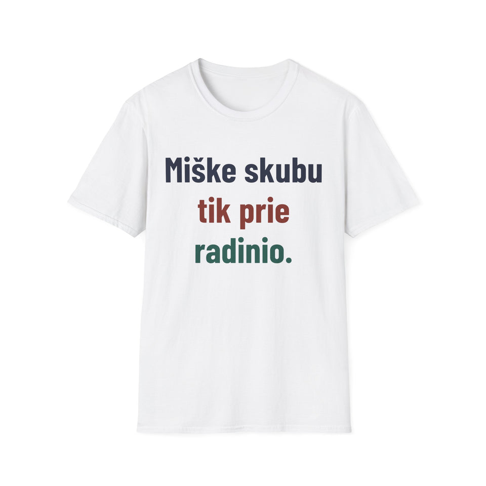 Miške skubu tik prie radinio.
