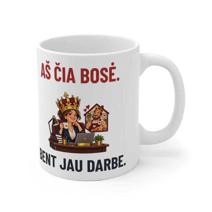 Puodelis „Aš čia bosė. bent jau darbe“ – Balta