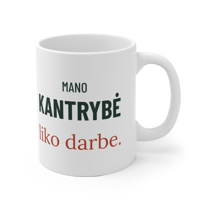 Keraminis puodelis „Mano kantrybė liko darbe“ – dizainas iš dešinės, rankenėlė dešinėje