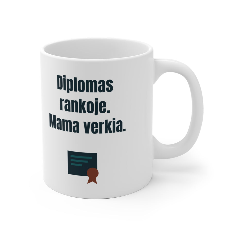 Diplomas rankoje. Mama verkia.