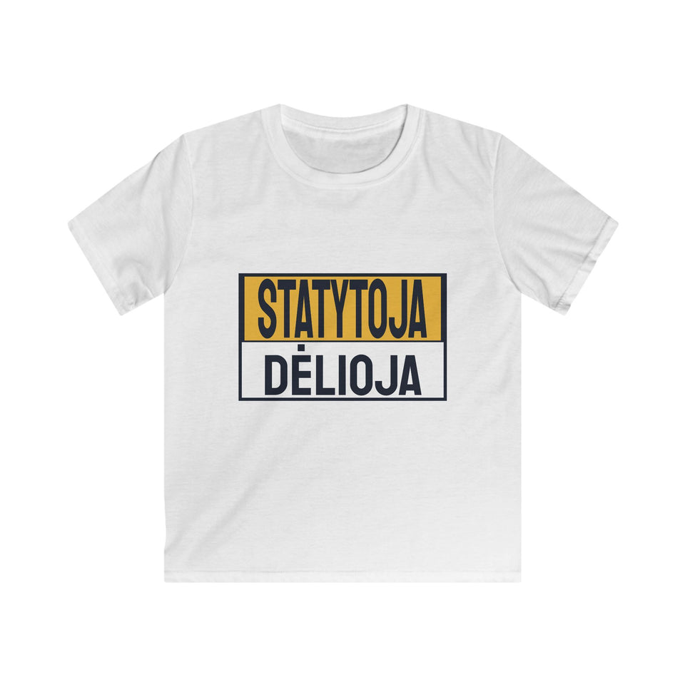Statytoja dėlioja.