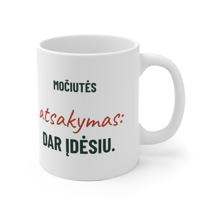 Keraminis puodelis „Močiutės atsakymas: dar įdėsiu.“ – dizainas iš dešinės, rankenėlė dešinėje