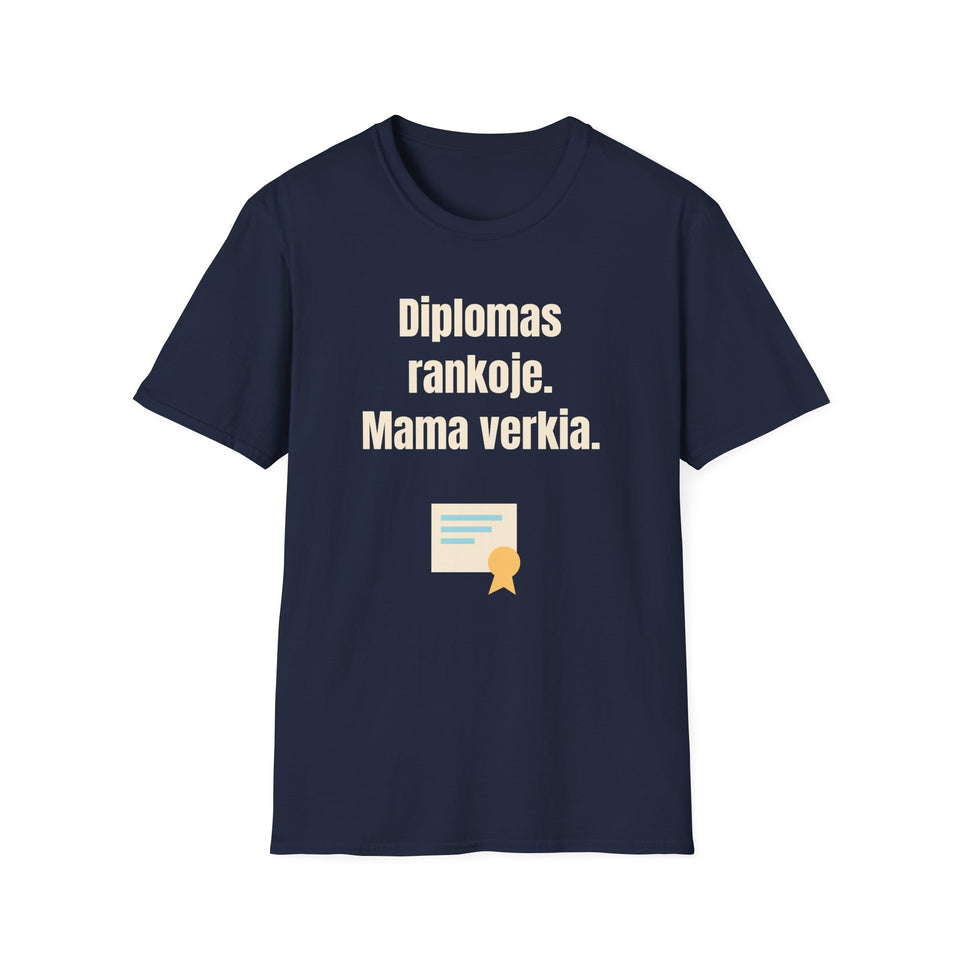 Diplomas rankoje. Mama verkia.