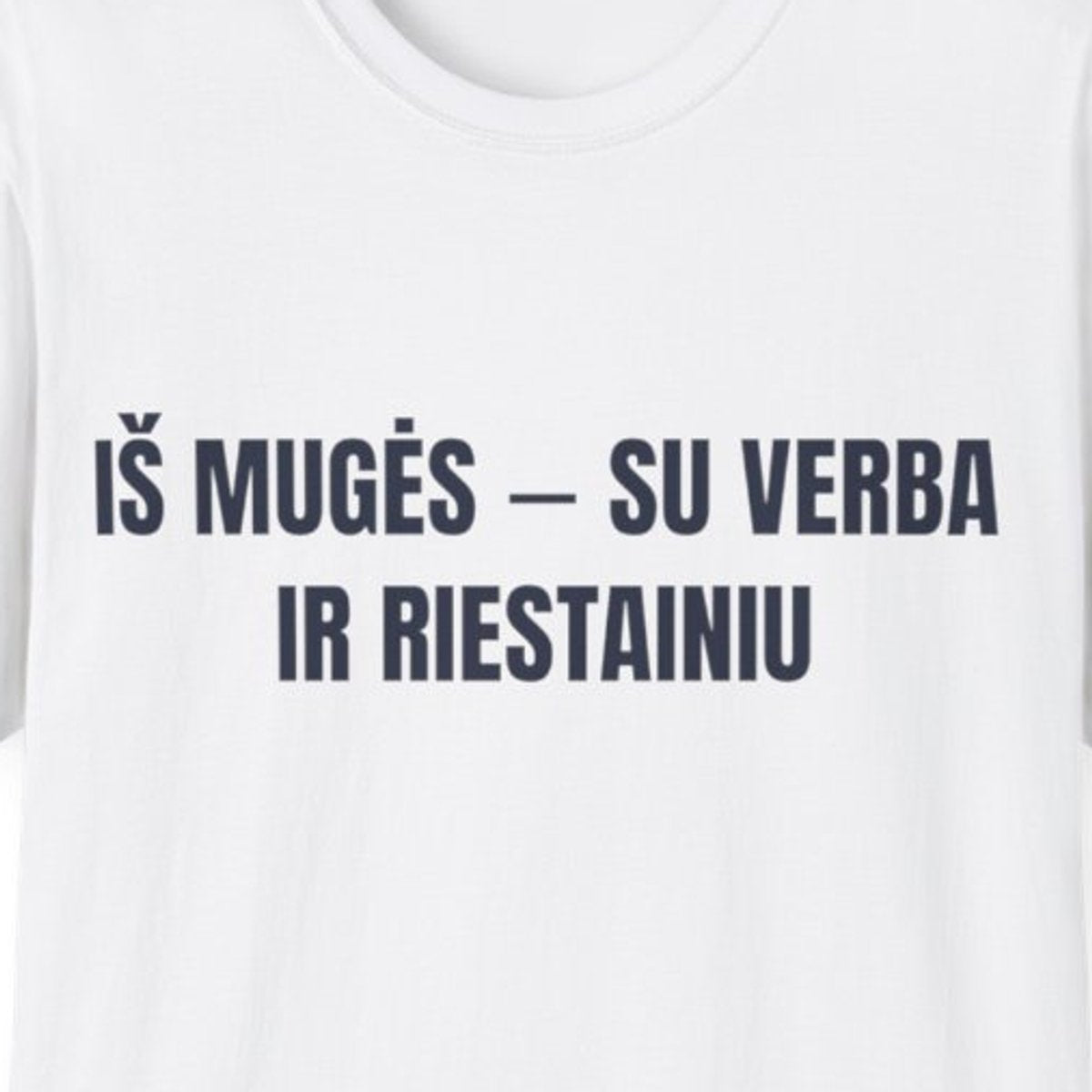 Iš mugės – su verba ir riestainiu · Marškinėliai · priekis