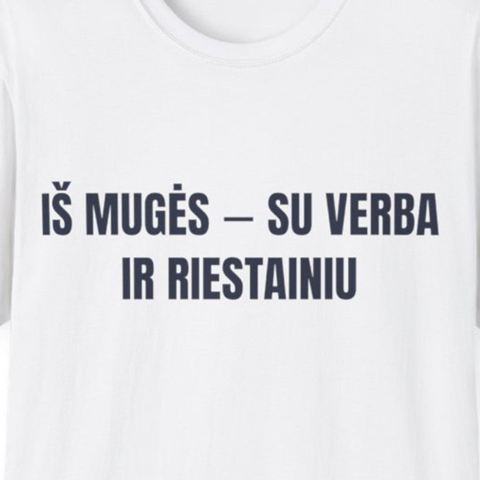 Iš mugės – su verba ir riestainiu · Marškinėliai · priekis