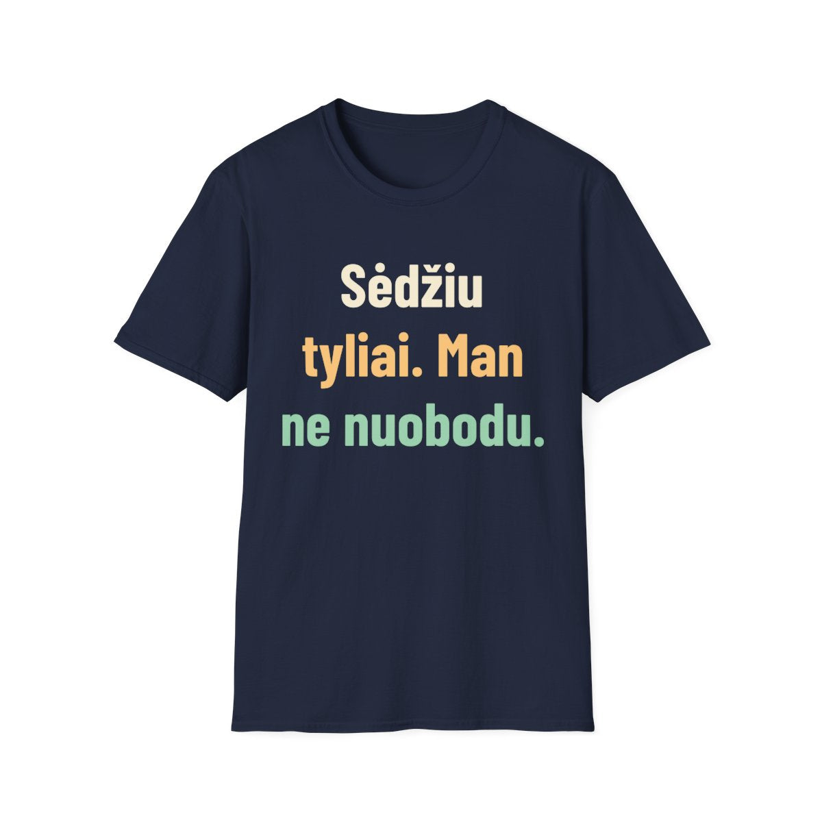 Sėdžiu tyliai. Man ne nuobodu. · Marškinėliai · Tamsiai mėlyna