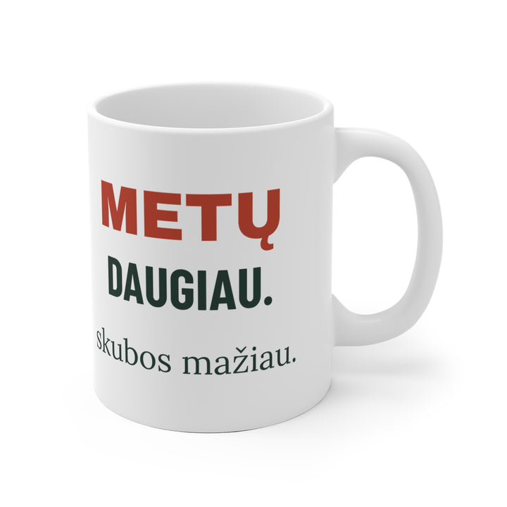 Keraminis puodelis „Metų daugiau. Skubos mažiau.“ – dizainas iš dešinės, rankenėlė dešinėje