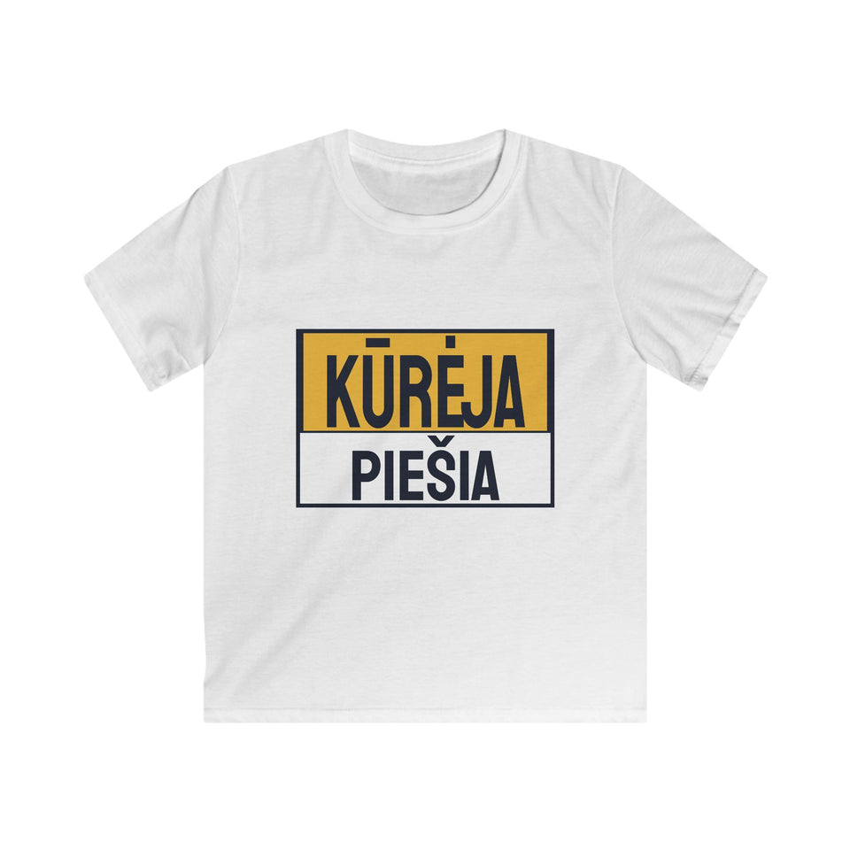 Kūrėja piešia.