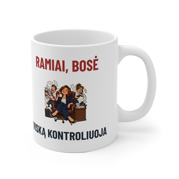 Puodelis „Ramiai, bosė viską kontroliuoja“ – Balta