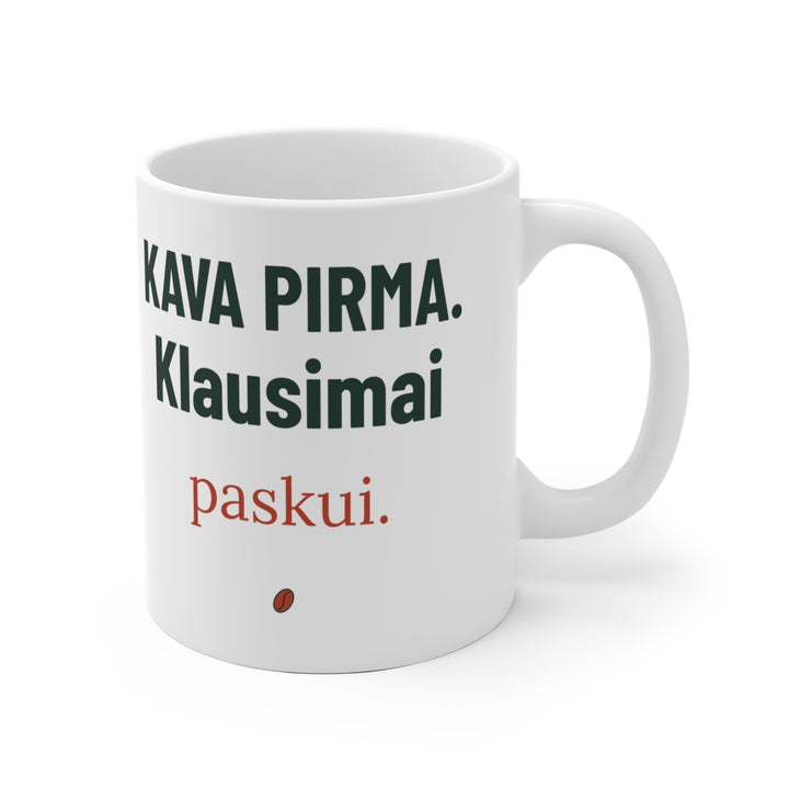 Keraminis puodelis „Kava pirma. Klausimai paskui.“ – dizainas iš dešinės, rankenėlė dešinėje