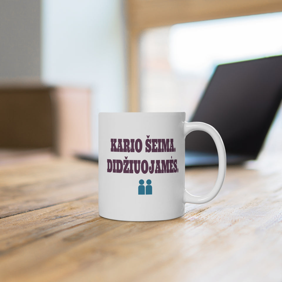 Kario šeima. Didžiuojamės. — Puodelis, spaudos pusė