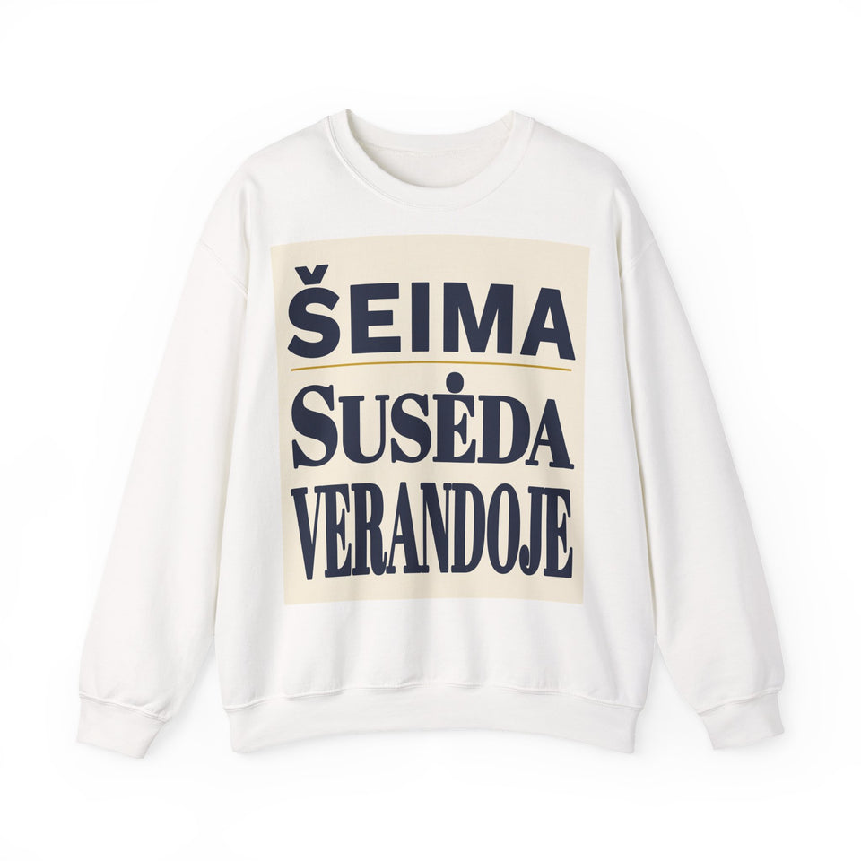 Šeima susėda verandoje.