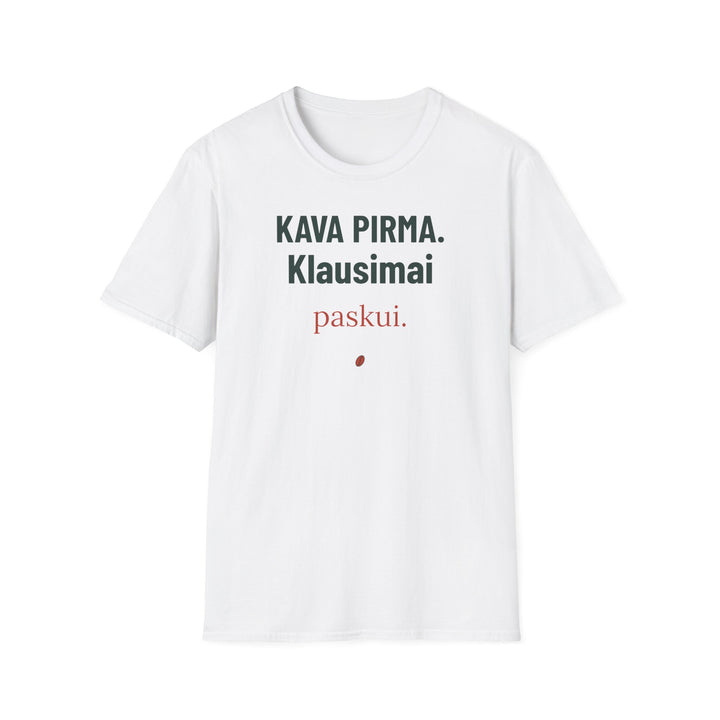 Marškinėliai „Kava pirma. Klausimai paskui“ – Gildan 64000 gaminio vaizdas 1