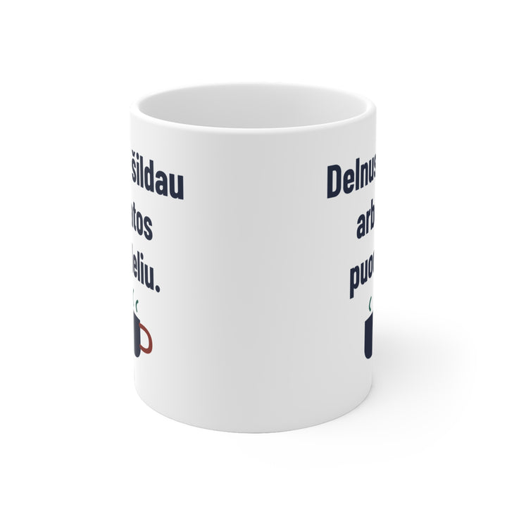 Delnus šildau arbatos puodeliu.