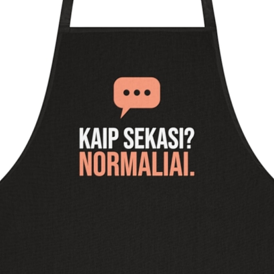 Prijuostė „Kaip sekasi? Normaliai.“ – juoda, spaudos stambus planas