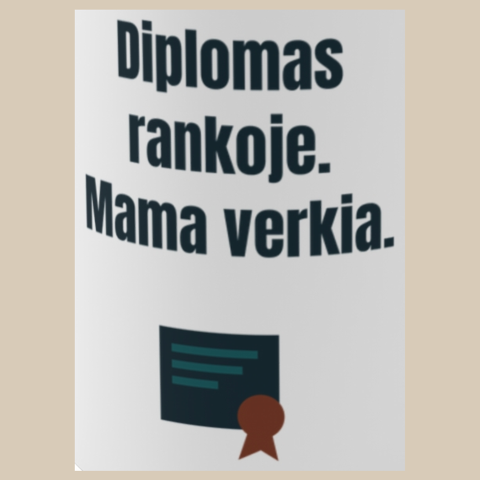 Diplomas rankoje. Mama verkia. – puodelis, spaudos vaizdas