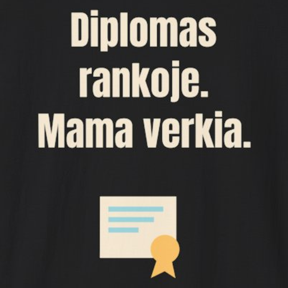 Diplomas rankoje. Mama verkia. – marškinėliai, spaudos vaizdas