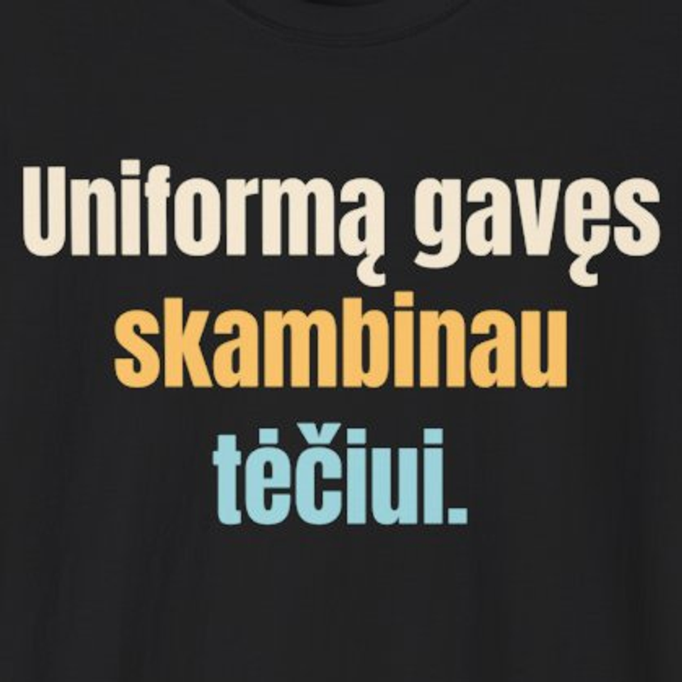 Uniformą gavau. Tėtis didžiuojasi. – Uniformą gavęs skambinau tėčiui. – marškinėliai, spaudos vaizdas