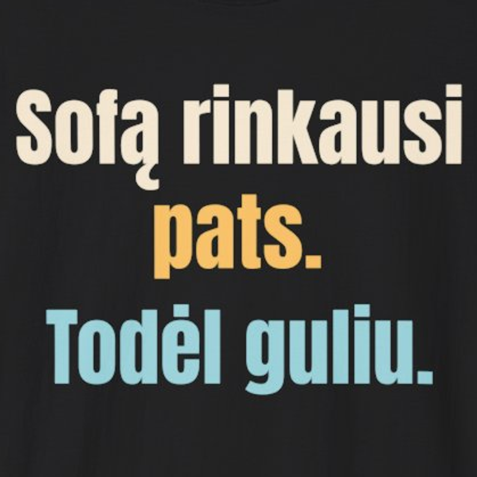 Sofą rinkausi pats. Todėl guliu. – marškinėliai, spaudos vaizdas