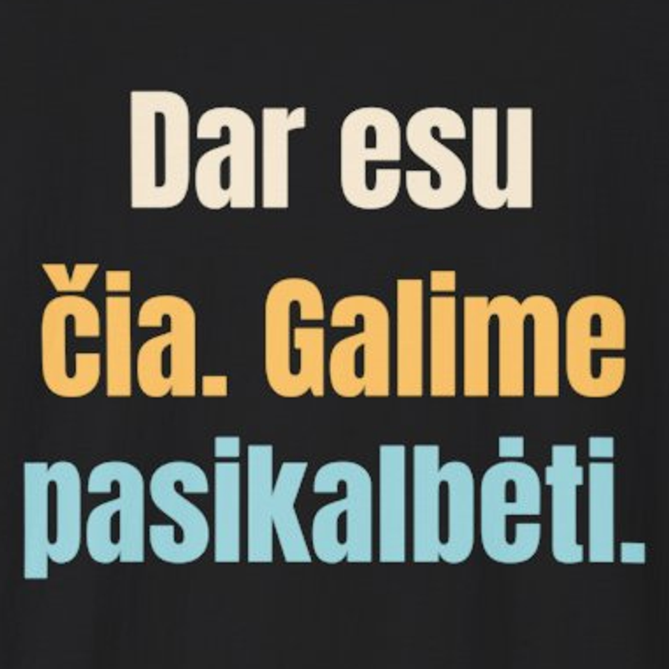Dar esu čia. Galime pasikalbėti. – marškinėliai, spaudos vaizdas