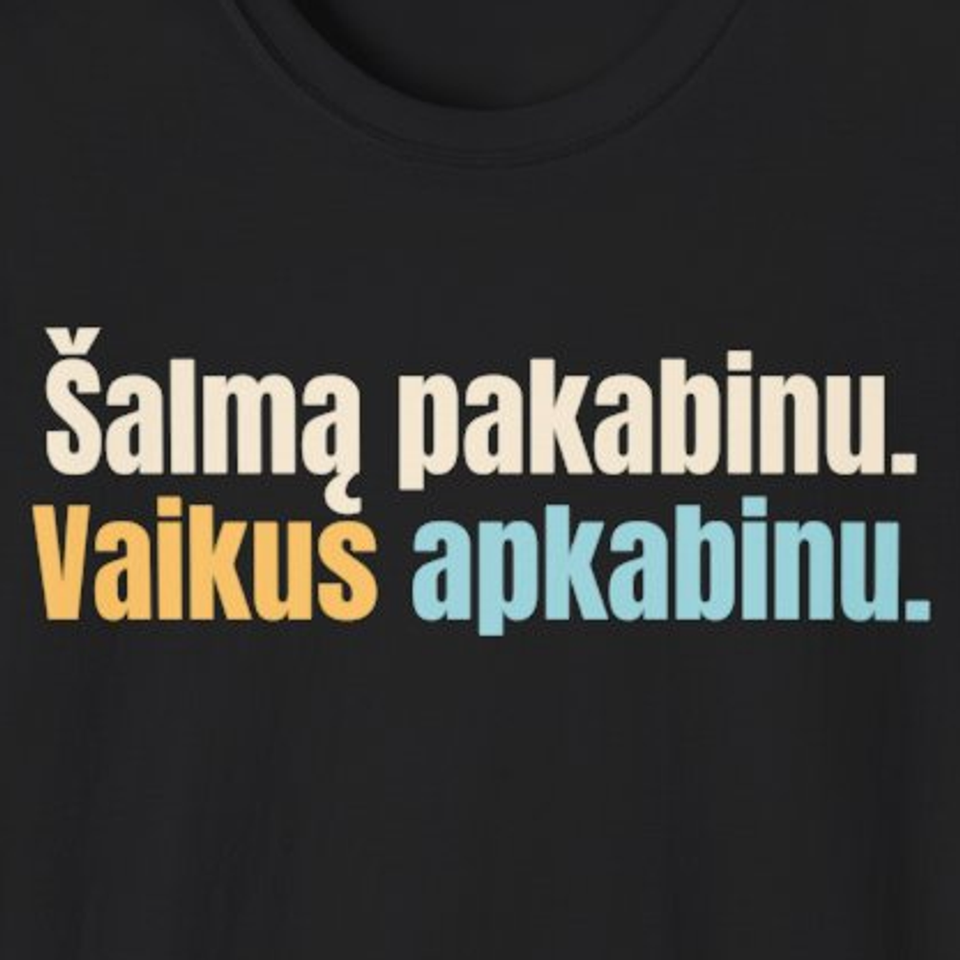 Šalmą pakabinu. Vaikus apkabinu. – marškinėliai, spaudos vaizdas