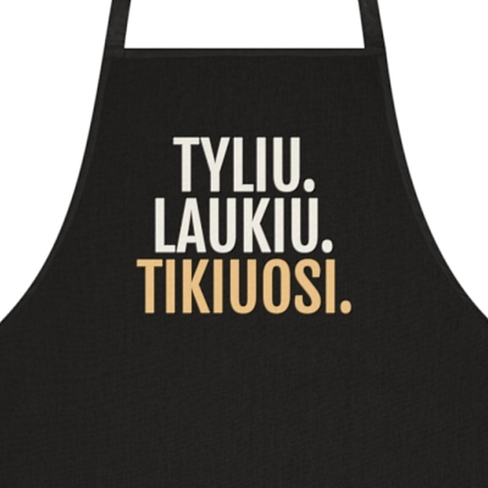 Prijuostė „Tyliu. Laukiu. Tikiuosi.“ – juoda, spaudos stambus planas