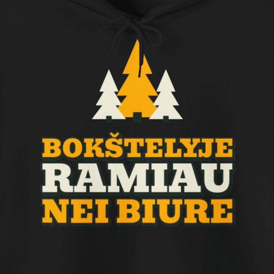 Džemperis su gobtuvu „Bokštelyje ramiau nei biure“ – užrašo artimas planas