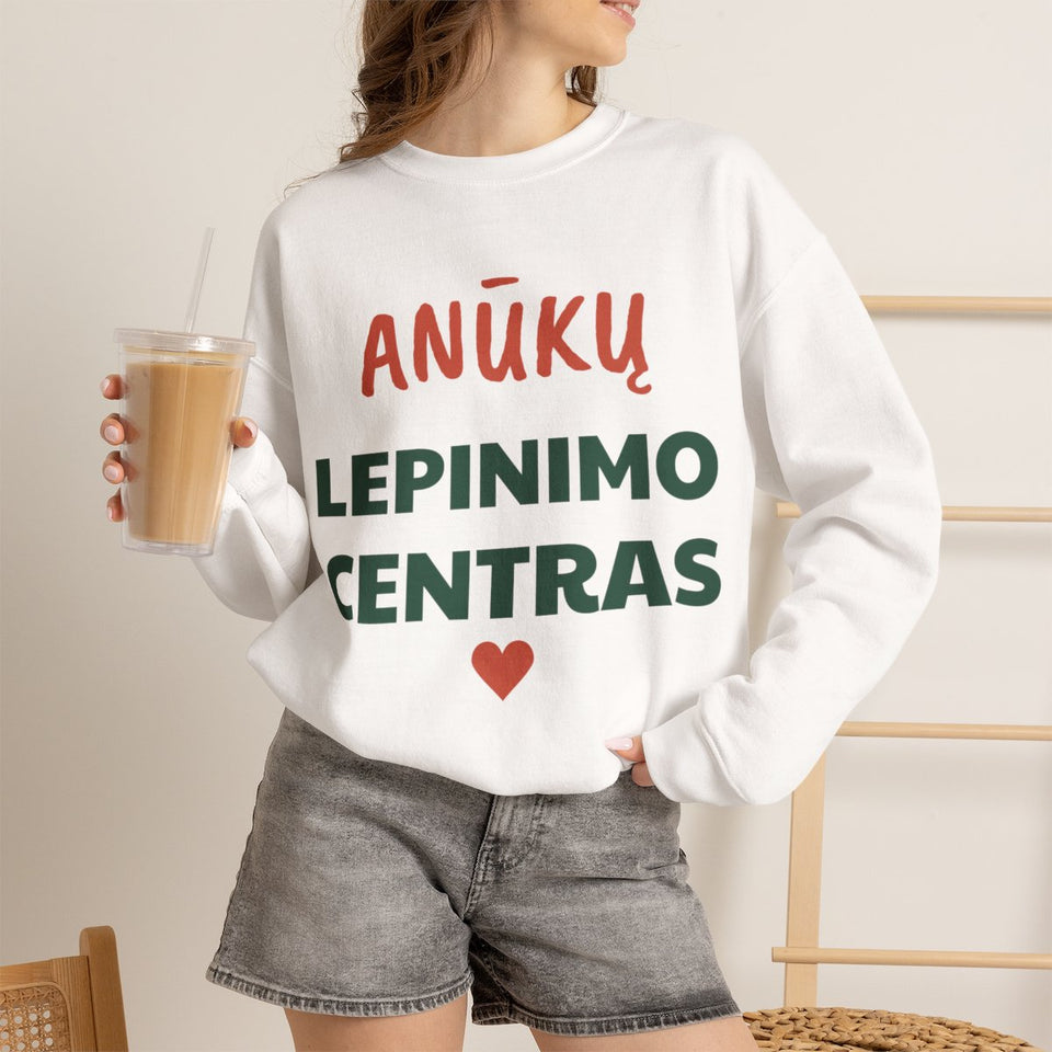 Anūkų lepinimo centras – džemperis ant modelio
