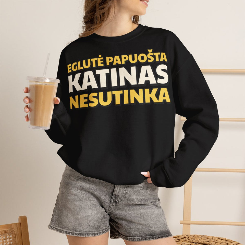 Eglutė papuošta. Katinas nesutinka – džemperis ant modelio