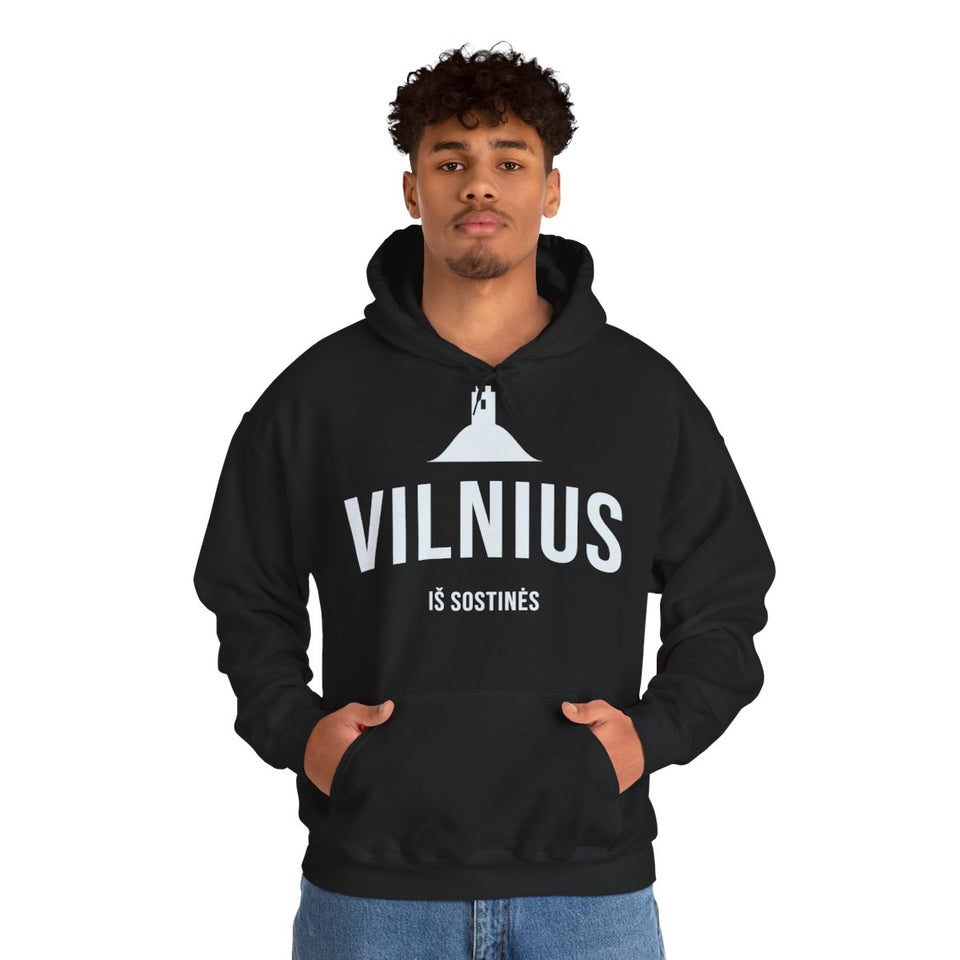 Vilnius – džemperis su gobtuvu ant modelio