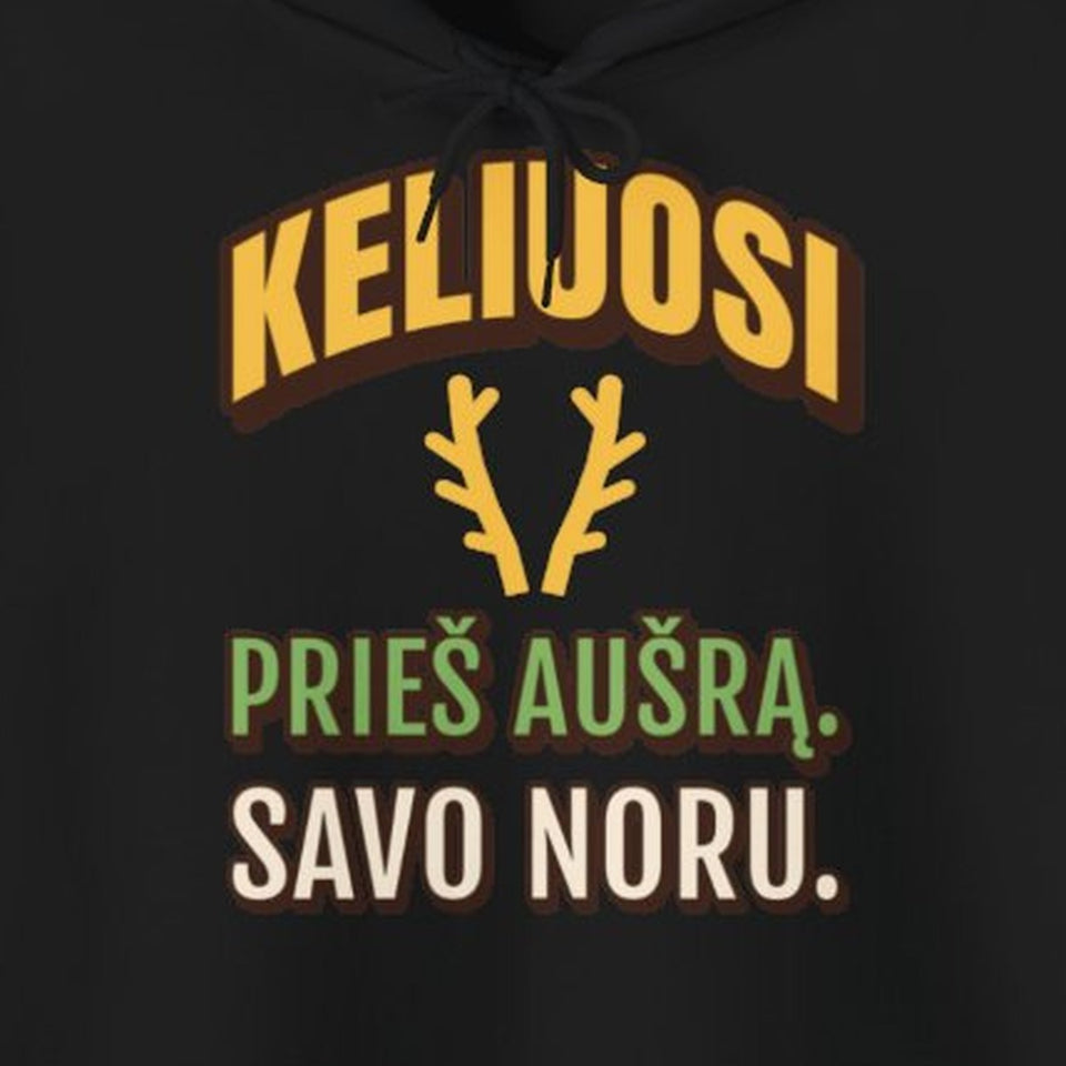 Džemperis su gobtuvu „Keliuosi prieš aušrą. Savo noru.“ – užrašo artimas planas