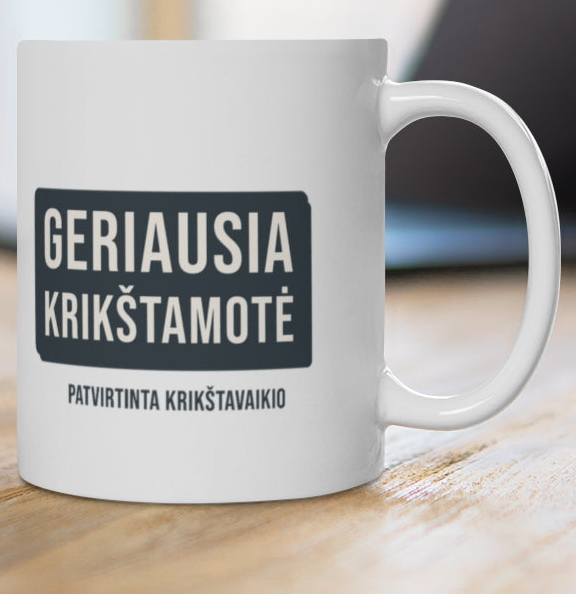 Geriausia krikštamotė. Patvirtinta krikštavaikio — puodelis, spaudos pusė iš arti
