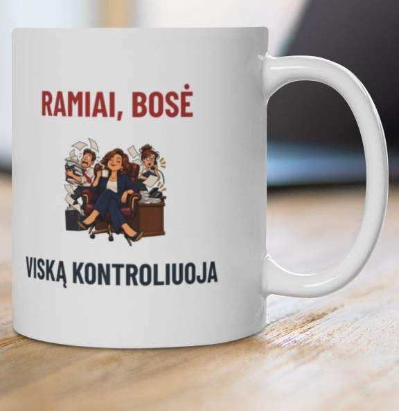 Ramiai, bosė viską kontroliuoja — puodelis, spaudos pusė iš arti