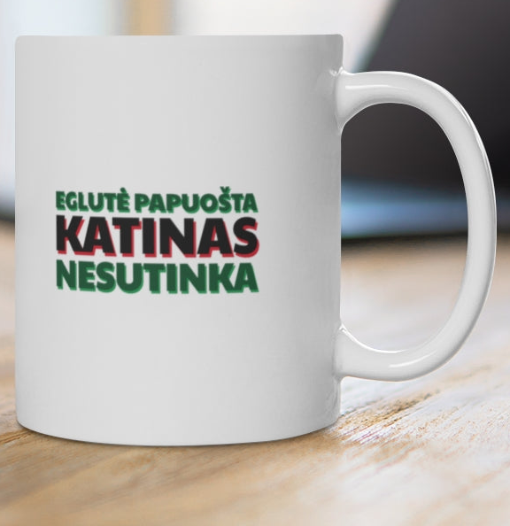 Eglutė papuošta. Katinas nesutinka — puodelis, spaudos pusė iš arti