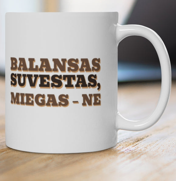 Buhalterė. Balansas suvestas, miegas – ne — puodelis, spaudos pusė iš arti