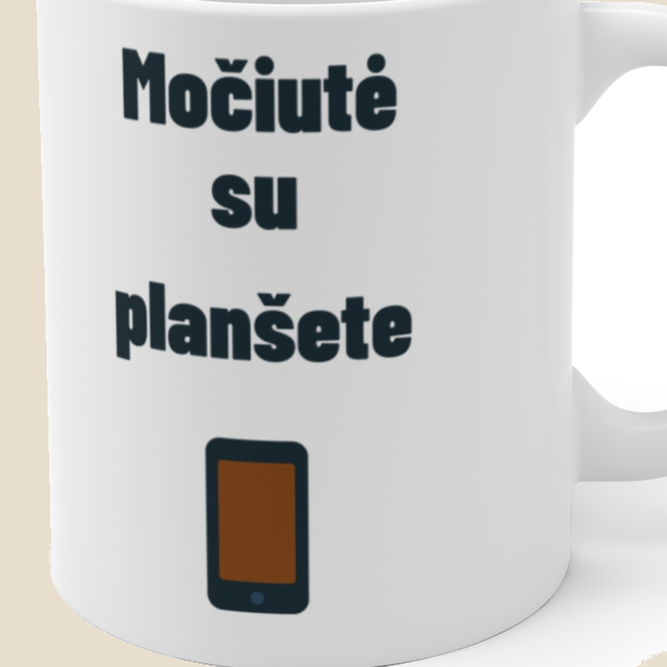 Močiutė su planšete — Puodelis, artimas spaudos vaizdas