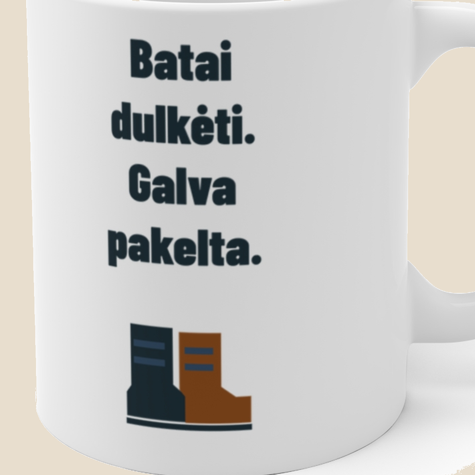 Batai dulkėti. Galva pakelta. — Puodelis, artimas spaudos vaizdas