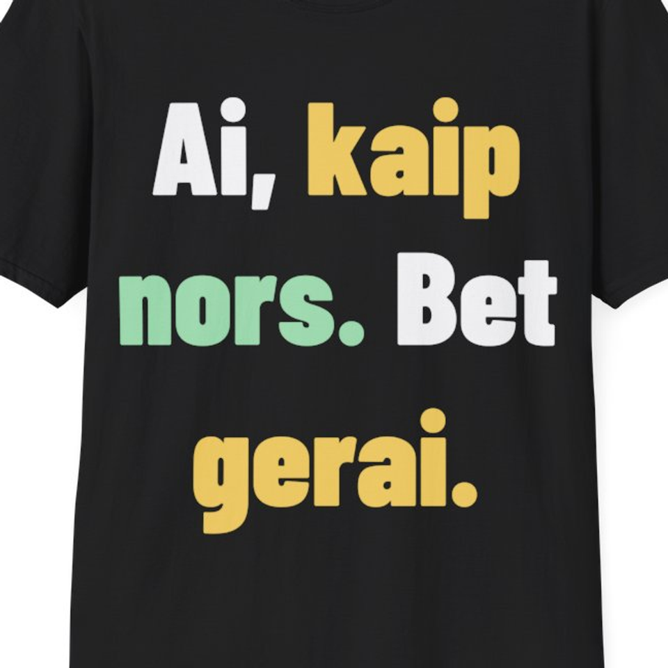 Ne tobulai. Bet gerai. – Ai, kaip nors. Bet gerai. — Marškinėliai, artimas spaudos vaizdas