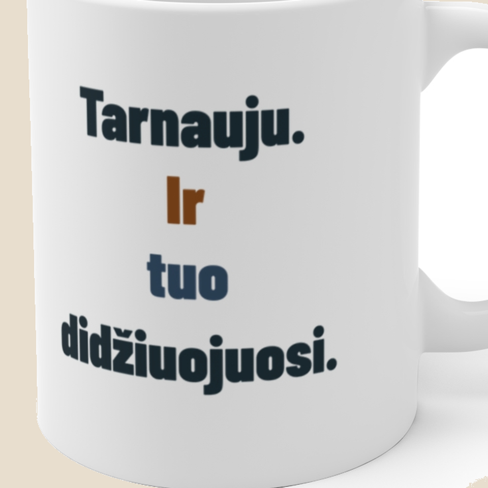 Tarnauju. Ir tuo didžiuojuosi. — Puodelis, artimas spaudos vaizdas