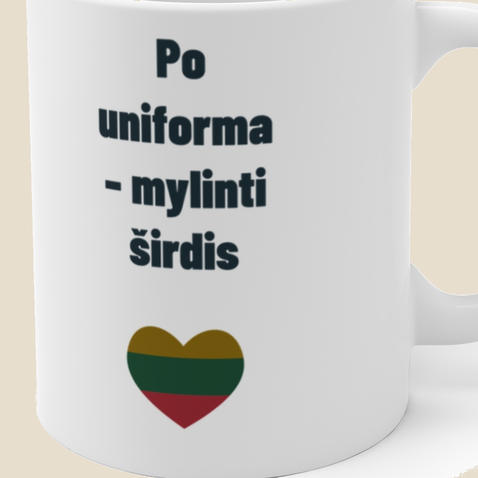Po uniforma – mylinti širdis — Puodelis, artimas spaudos vaizdas