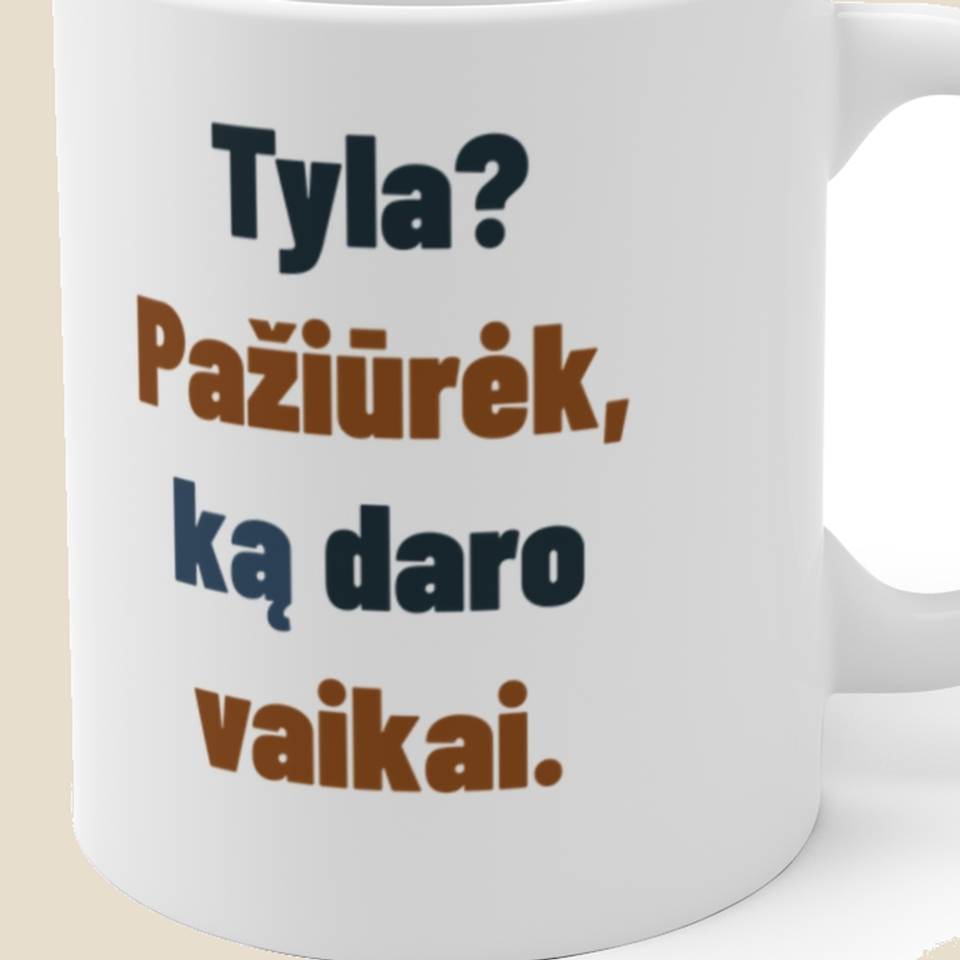 Tyla? Pažiūrėk, ką daro vaikai. — Puodelis, artimas spaudos vaizdas