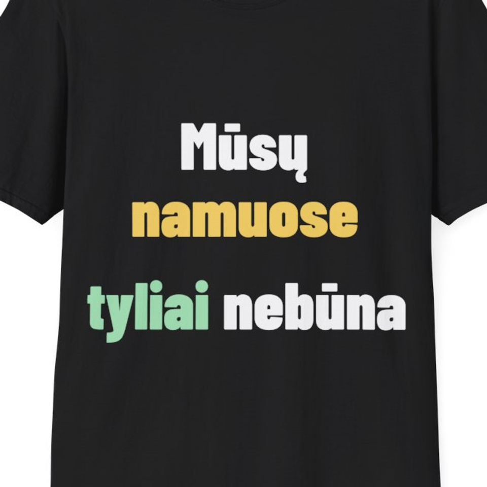 Mūsų namuose tyliai nebūna — Marškinėliai, artimas spaudos vaizdas