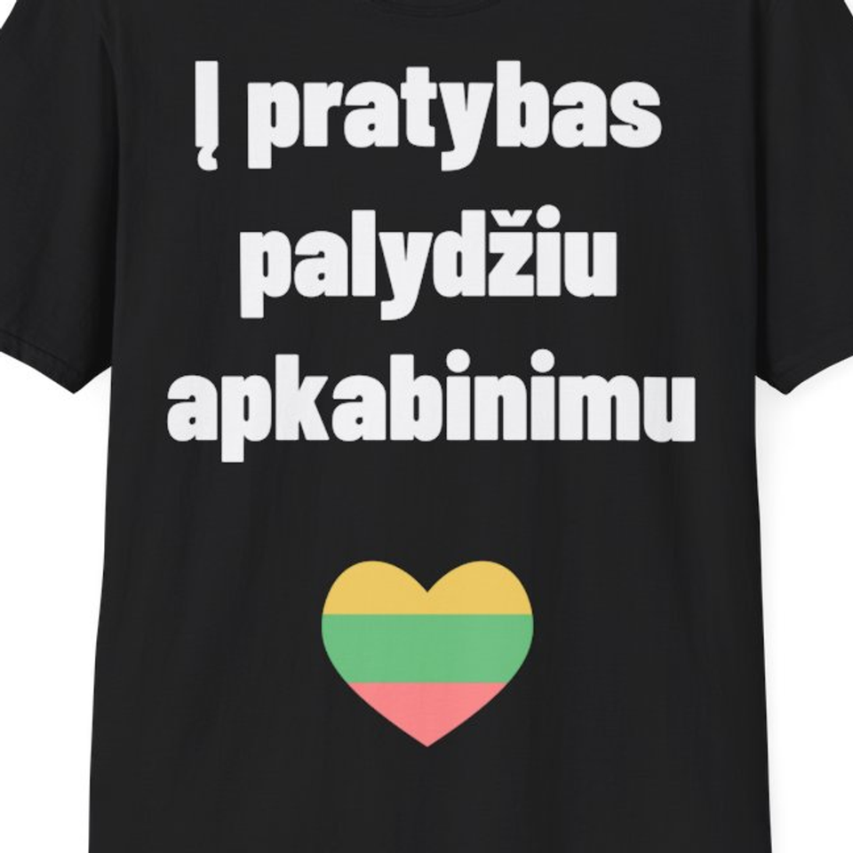 Į pratybas palydžiu apkabinimu — Marškinėliai, artimas spaudos vaizdas