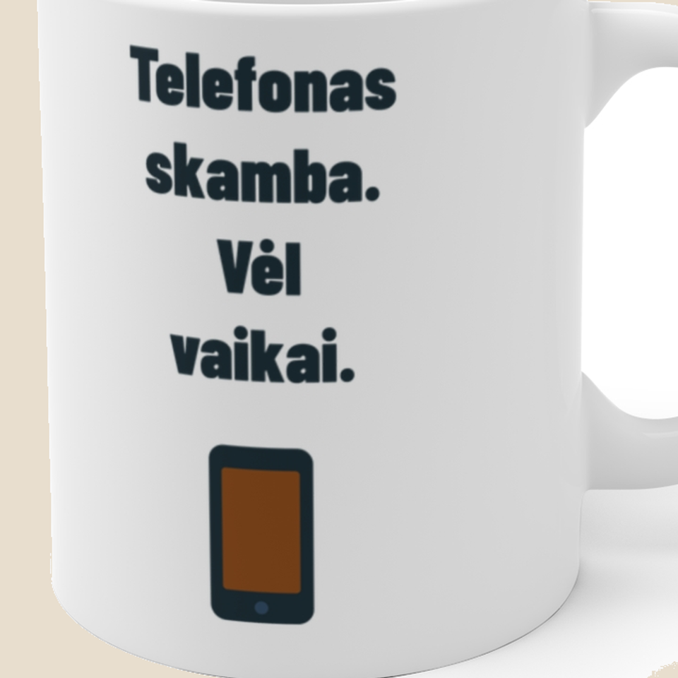 Telefonas skamba. Vėl vaikai. — Puodelis, artimas spaudos vaizdas