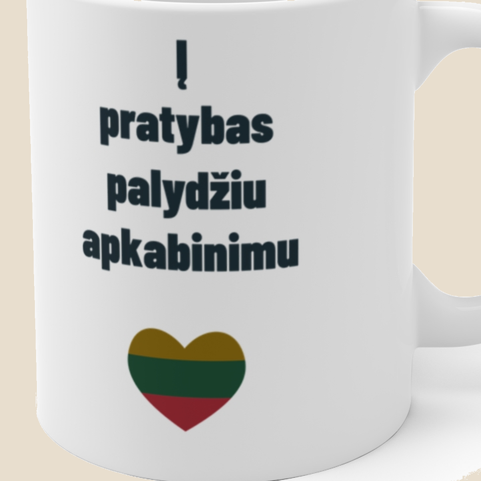 Į pratybas palydžiu apkabinimu — Puodelis, artimas spaudos vaizdas