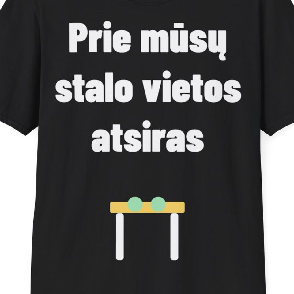 Prie mūsų stalo vietos atsiras — Marškinėliai, artimas spaudos vaizdas