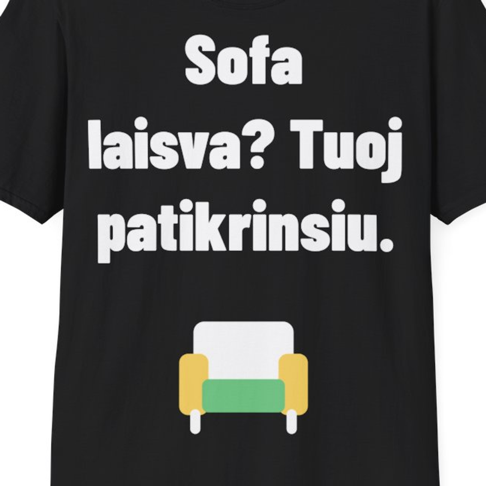 Sofa laisva? Tuoj patikrinsiu. — Marškinėliai, artimas spaudos vaizdas
